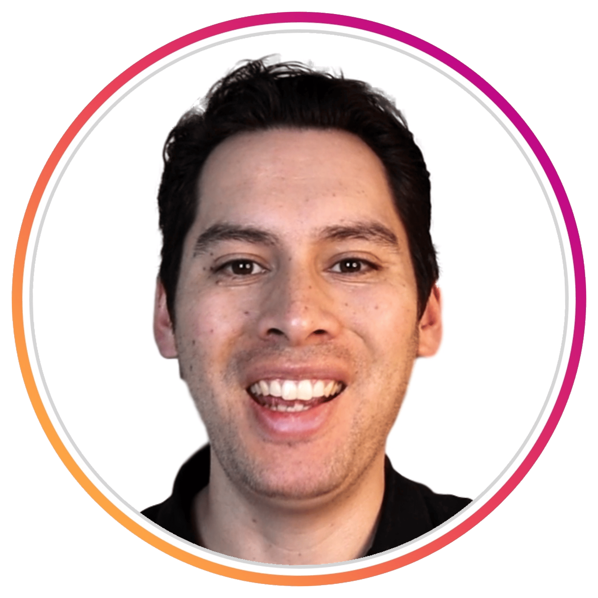 Een persoon met donker haar lacht naar de camera. Het individu is omlijst binnen een cirkelvormige rand met een verloopkleurenschema, dat overgaat van roze naar oranje naar geel. De achtergrond is effen wit.