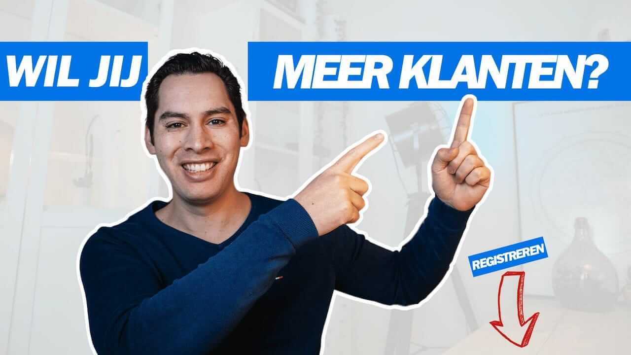 Wil jij meer klanten met een lachende man in beeld die een donkerblauwe trui draagt.