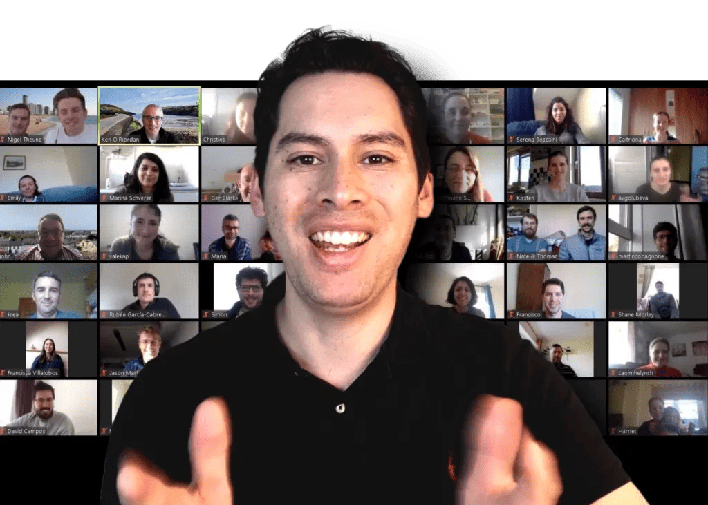 Bram van Houtum die een digitale presentatie geeft. 