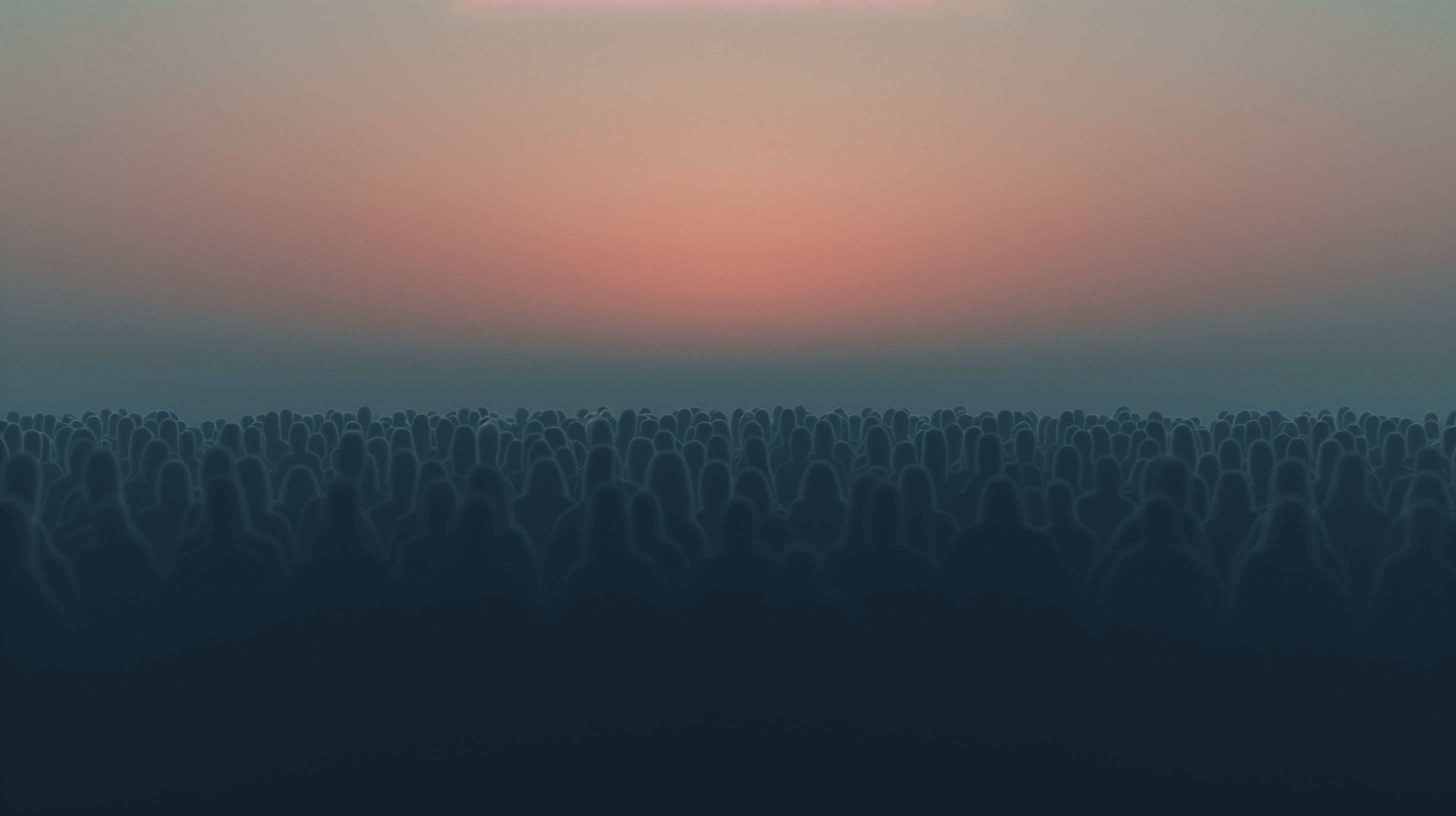 Een grote menigte silhouetten kijkt naar een kleurrijke zonsondergang op de achtergrond.