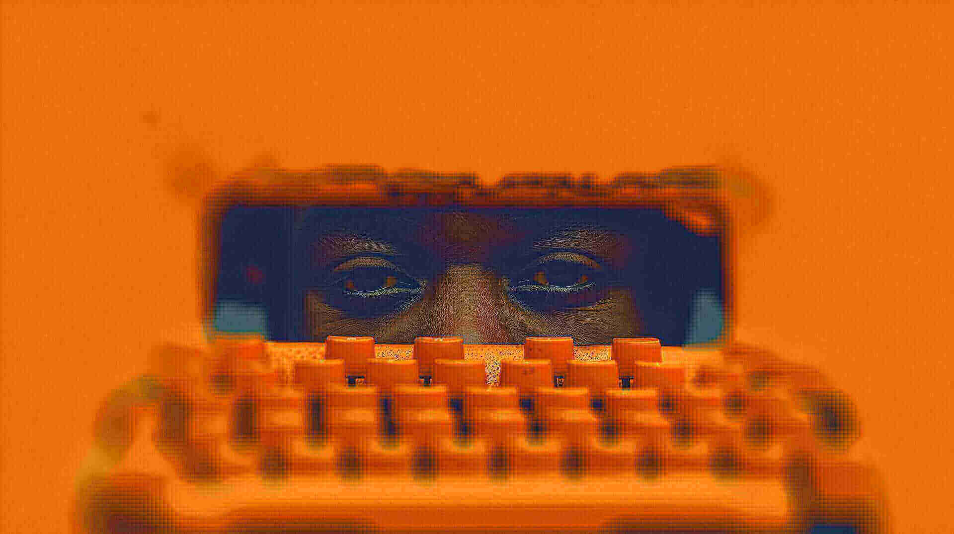 Close-up van een paar ogen die door een kleine opening in een oranje object kijken, met onscherpe oranje toetsen op de voorgrond. Hij kijkt naar ChatGPT die een LinkedIn post schrijft voor Social Masterclass.