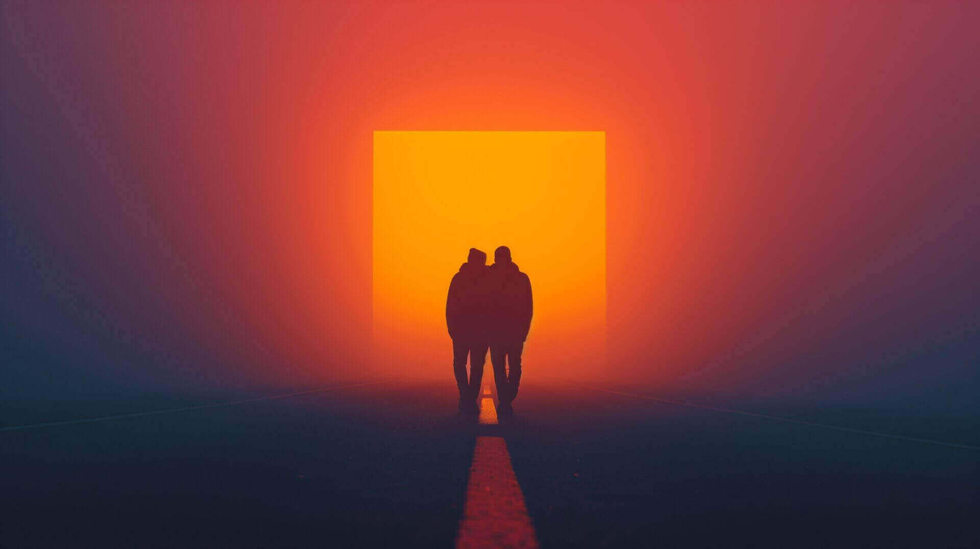 Twee mensen lopen naar een fel verlichte oranje rechthoek in de verte, omgeven door mistige omstandigheden met een paarse gloed.