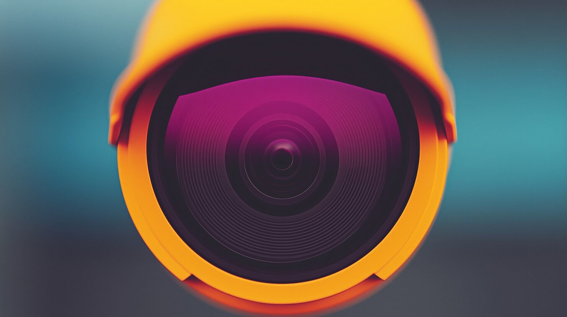 Close-up van een levendige oranje cameralens met een paarse tint, die doet denken aan de gepolijste beelden die je op de LinkedIn Video Tab kunt vinden. De lens is centraal gefocust en toont gedetailleerde ringen en reflecties tegen een wazige groene en blauwe achtergrond.